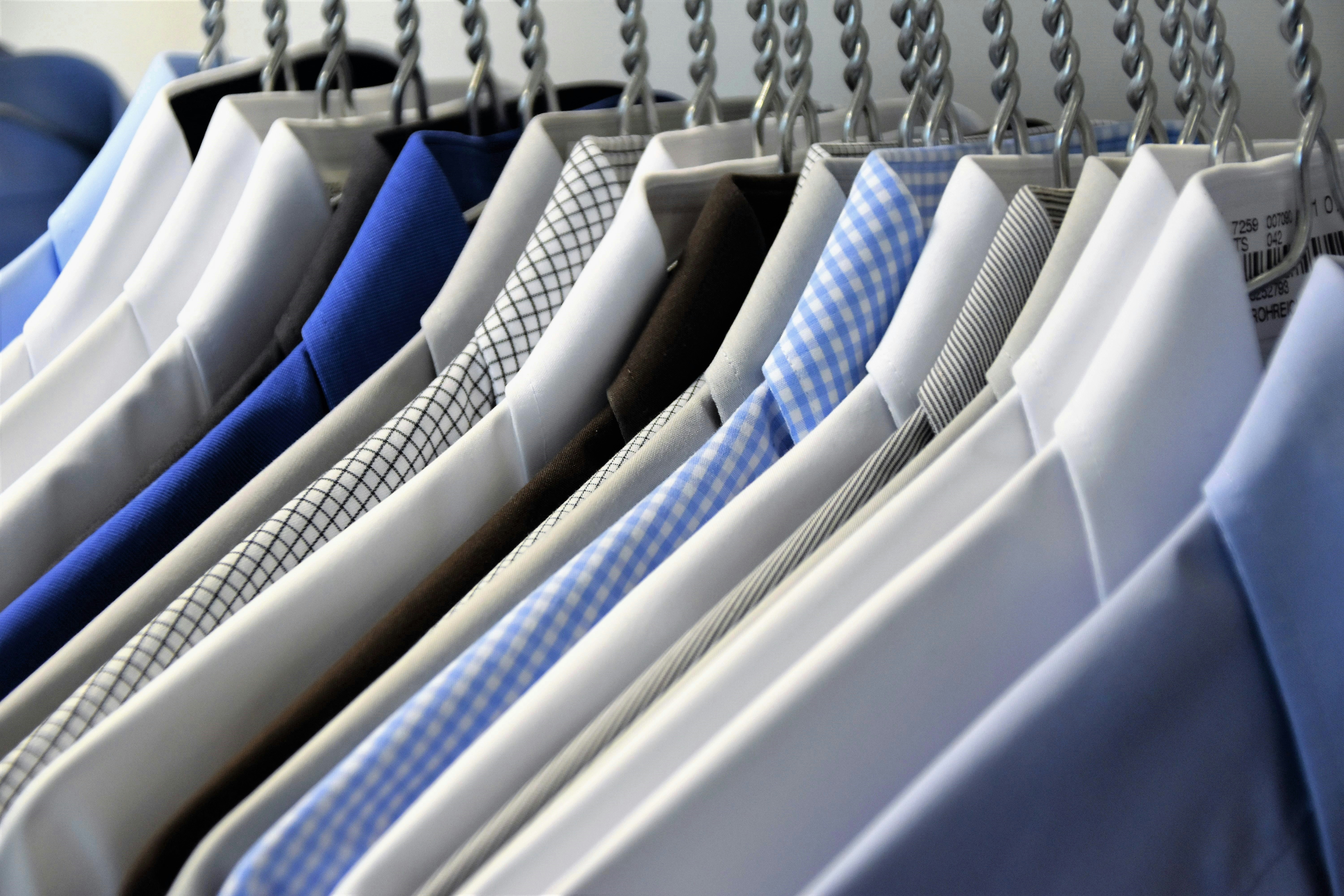Kemeja hasil dry clean tergantung rapi – Enama Laundry